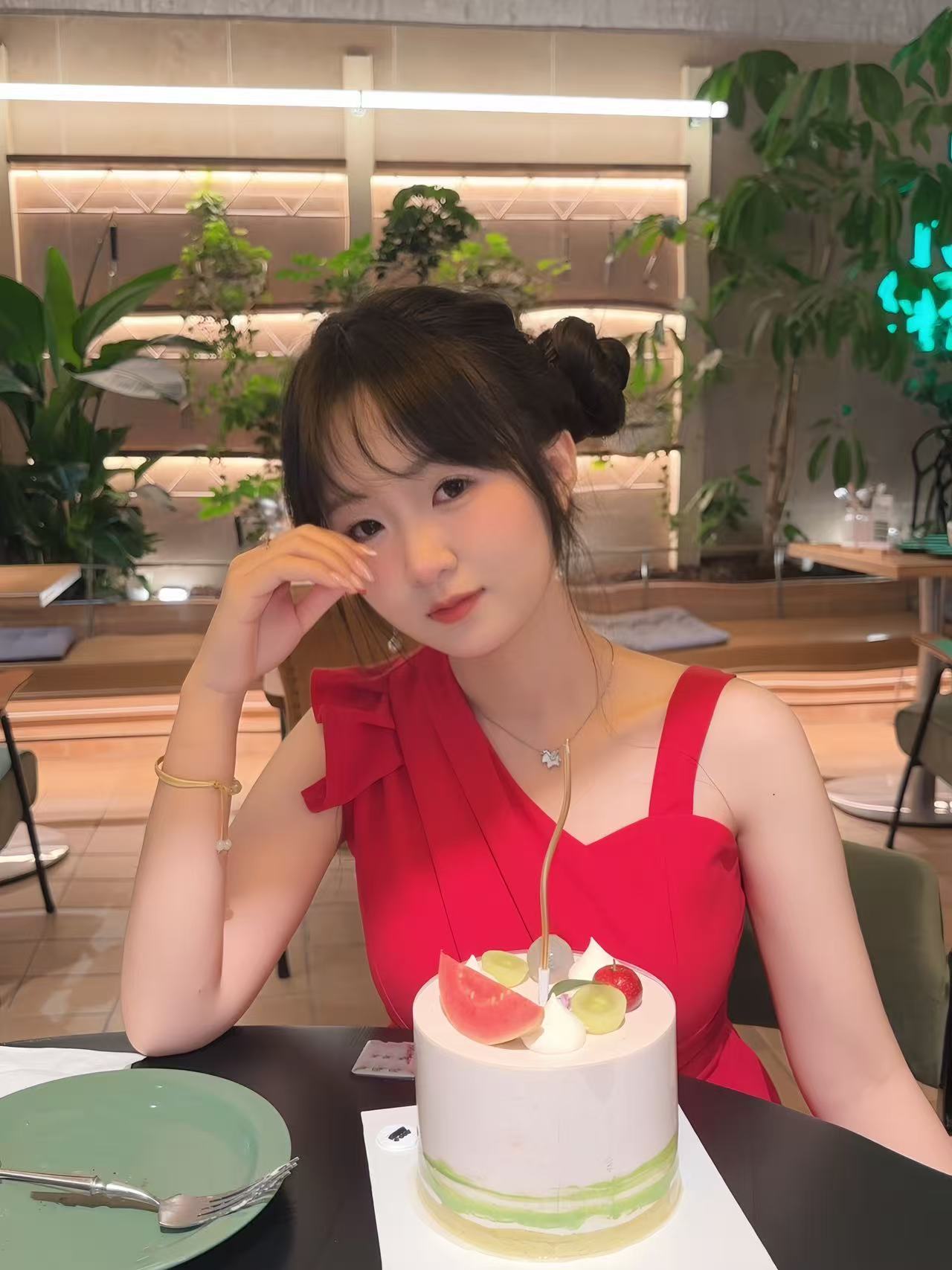 红裙蛋糕照片