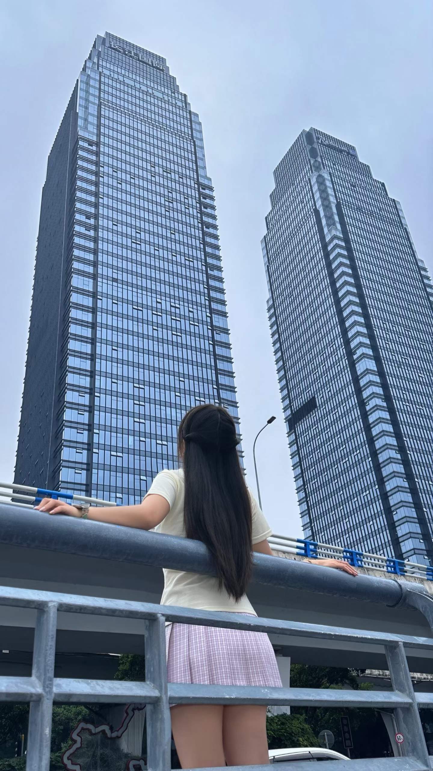 城市高楼背影照片