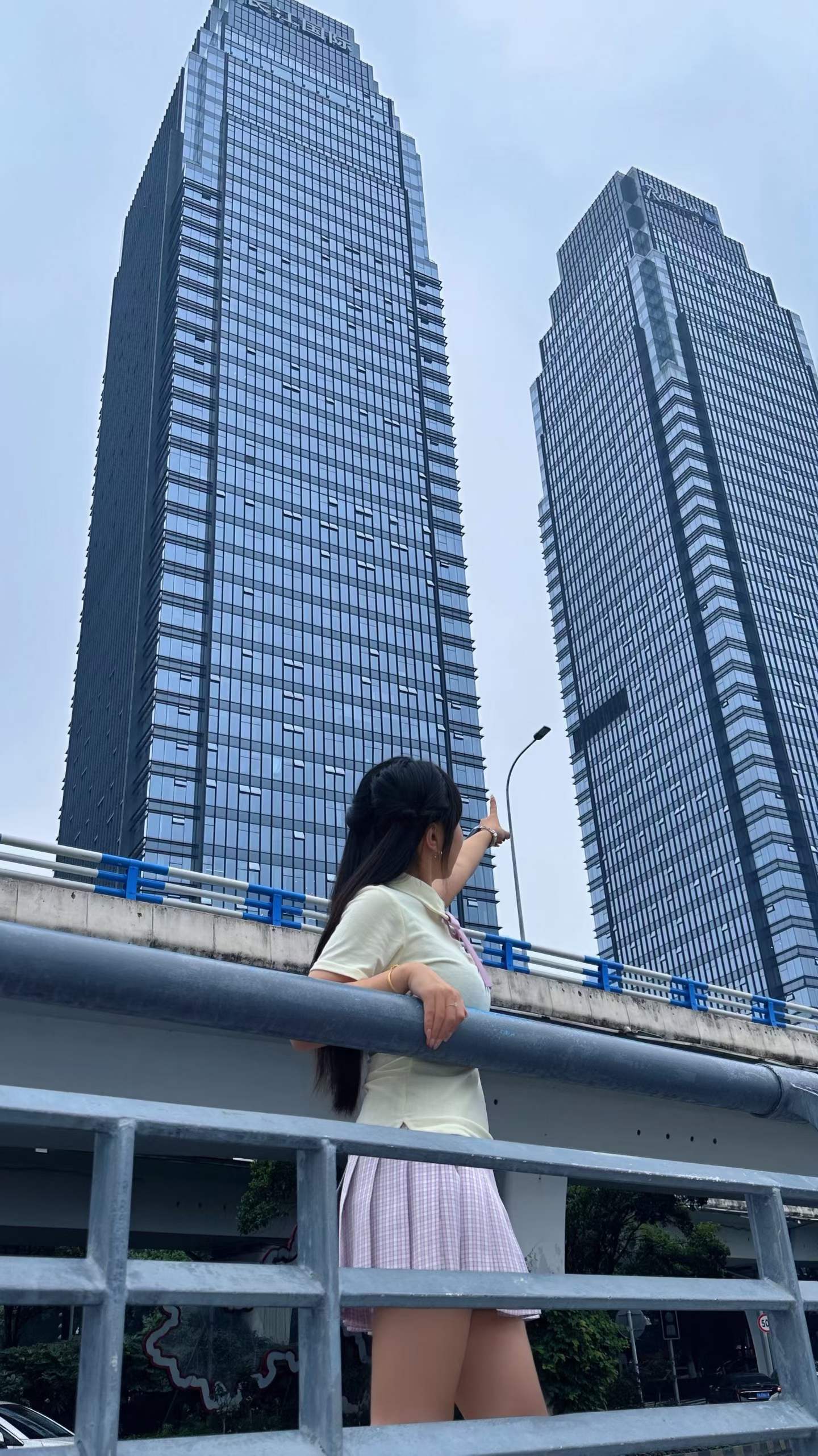 城市桥边照片
